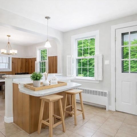4 Meadow Ln, Walpole, MA 02081