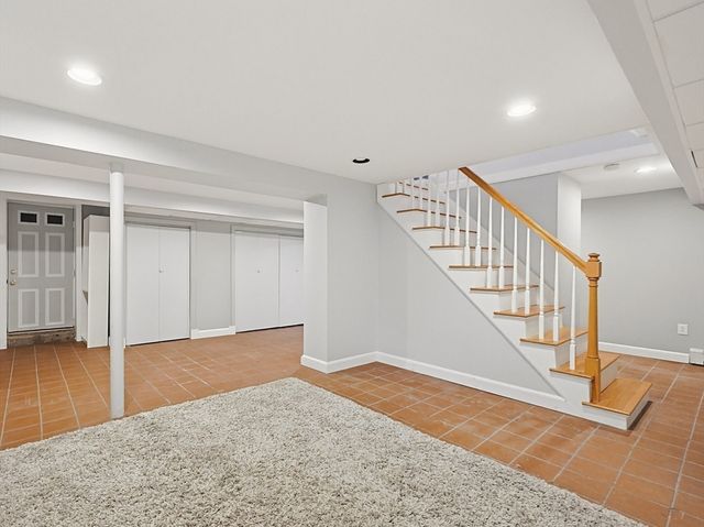 4 Meadow Ln, Walpole, MA 02081