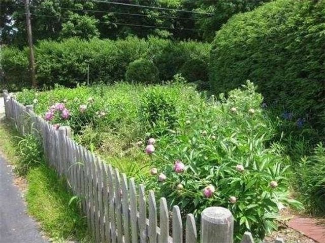 4 Meadow Ln, Walpole, MA 02081