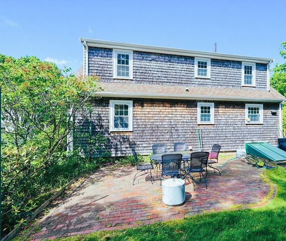 4 Meadow Ln, Walpole, MA 02081