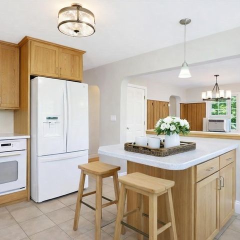 4 Meadow Ln, Walpole, MA 02081