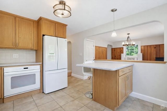4 Meadow Ln, Walpole, MA 02081