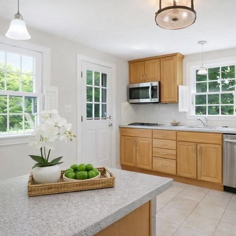 4 Meadow Ln, Walpole, MA 02081