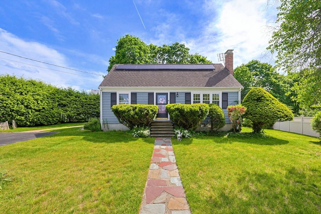4 Meadow Ln, Walpole, MA 02081