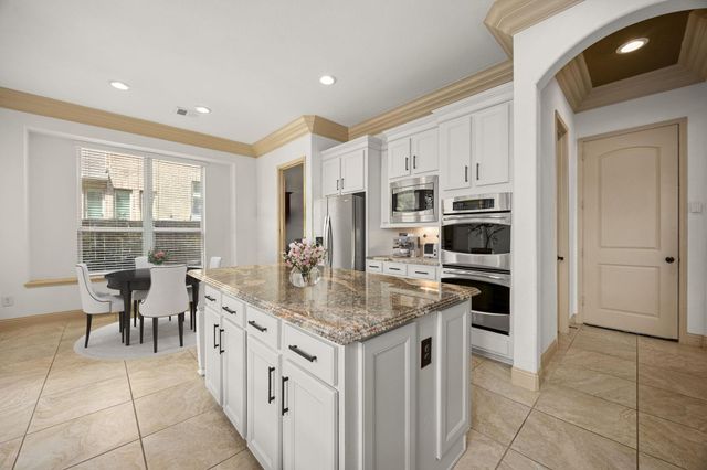 27 Tioga Place, The Woodlands, TX 77375