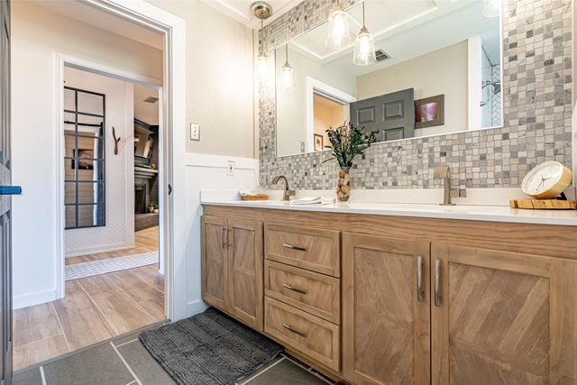 9000 Woodlawn Drive, Granbury, TX 76049