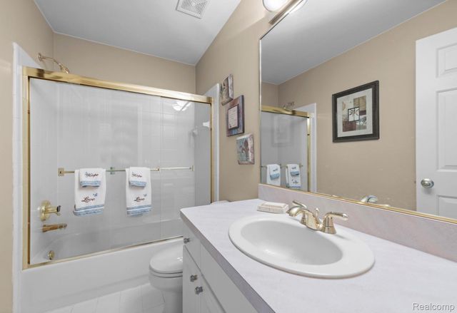 15437 Pebble Pointe Drive, Clinton Charter Township, MI 48038
