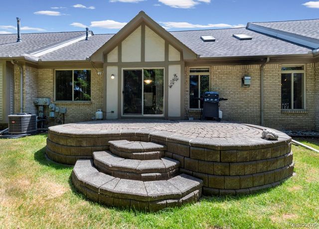 15437 Pebble Pointe Drive, Clinton Charter Township, MI 48038
