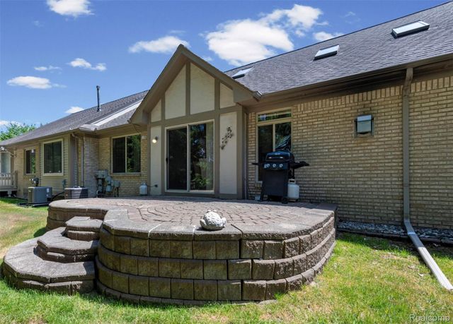 15437 Pebble Pointe Drive, Clinton Charter Township, MI 48038