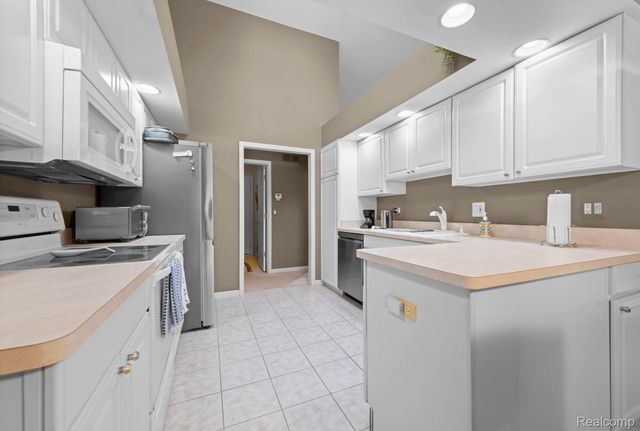15437 Pebble Pointe Drive, Clinton Charter Township, MI 48038