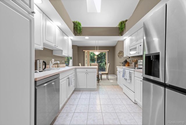 15437 Pebble Pointe Drive, Clinton Charter Township, MI 48038