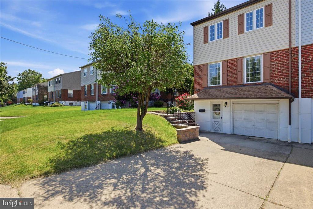 10882 KNIGHTS RD, Philadelphia, PA 19154