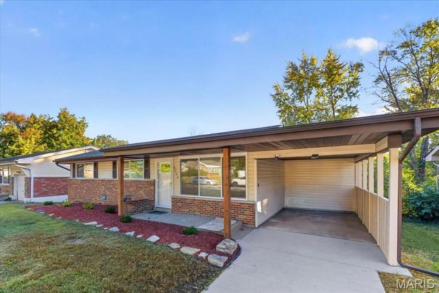 9742 Wendell Drive, St Louis, MO 63136