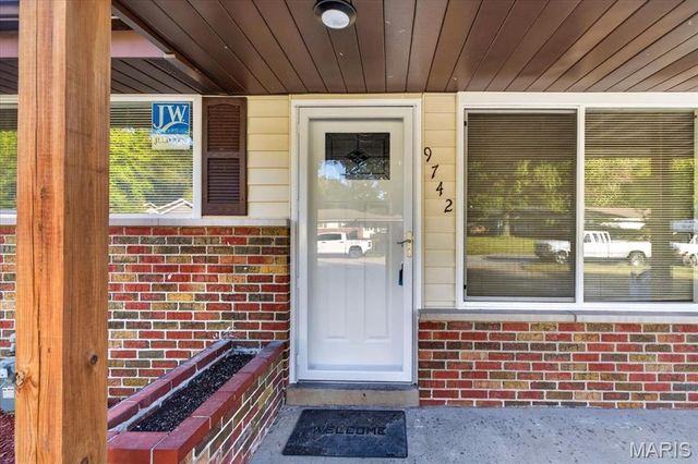 9742 Wendell Drive, St Louis, MO 63136