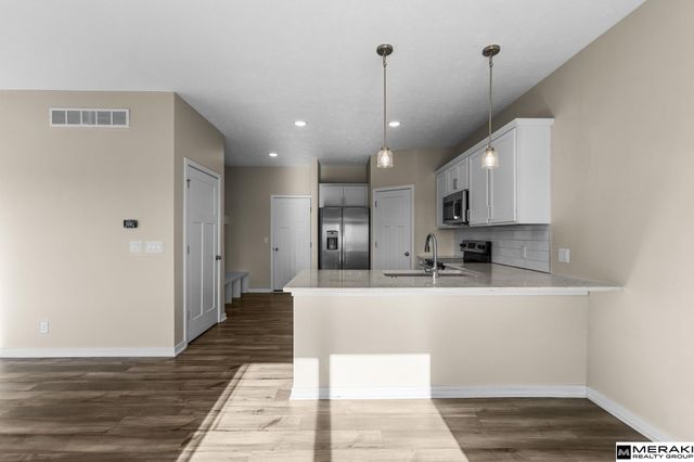 7802 N 94th Circle, Omaha, NE 68122