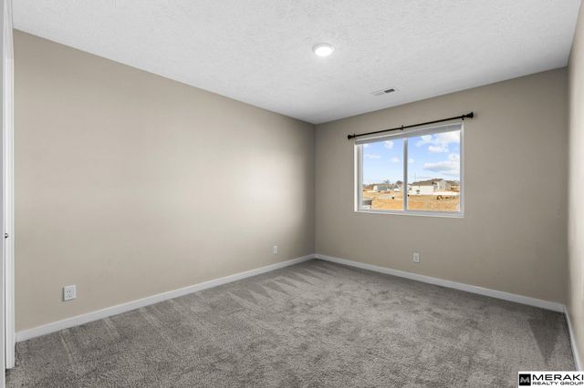 7802 N 94th Circle, Omaha, NE 68122