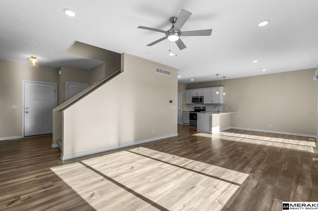 7802 N 94th Circle, Omaha, NE 68122