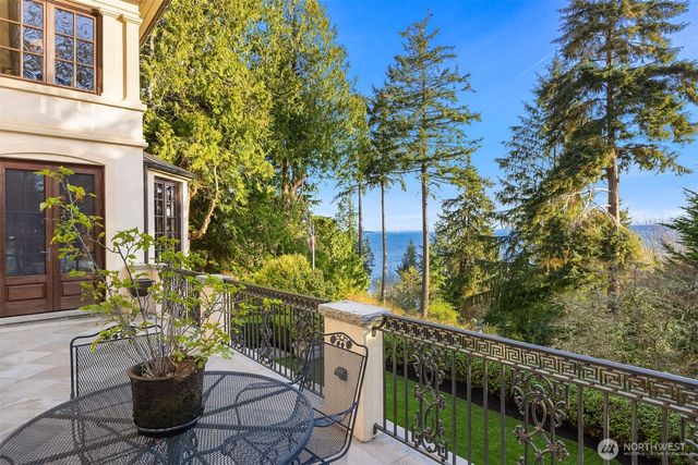 8010 Grand Avenue NE, Bainbridge Island, WA 98110