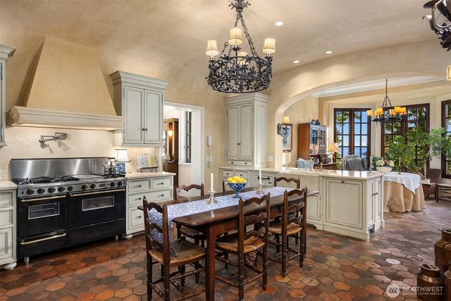 8010 Grand Avenue NE, Bainbridge Island, WA 98110