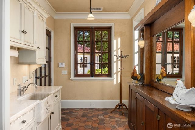 8010 Grand Avenue NE, Bainbridge Island, WA 98110