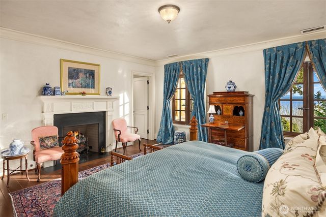 8010 Grand Avenue NE, Bainbridge Island, WA 98110