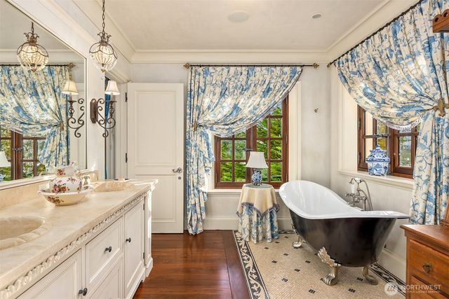 8010 Grand Avenue NE, Bainbridge Island, WA 98110