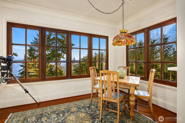 8010 Grand Avenue NE, Bainbridge Island, WA 98110