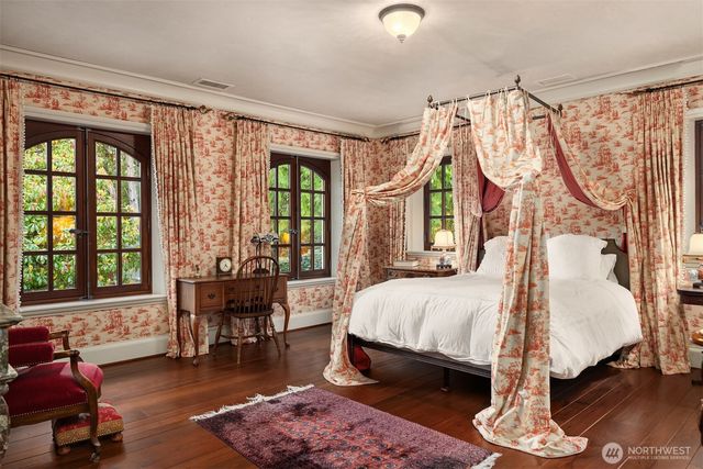 8010 Grand Avenue NE, Bainbridge Island, WA 98110