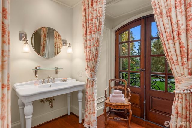 8010 Grand Avenue NE, Bainbridge Island, WA 98110