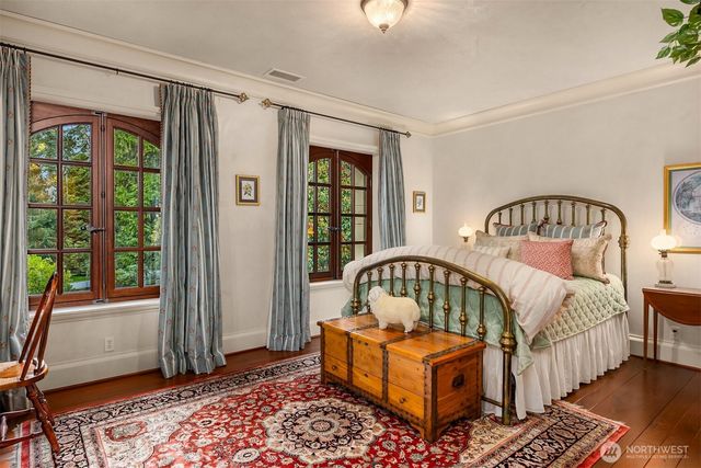 8010 Grand Avenue NE, Bainbridge Island, WA 98110