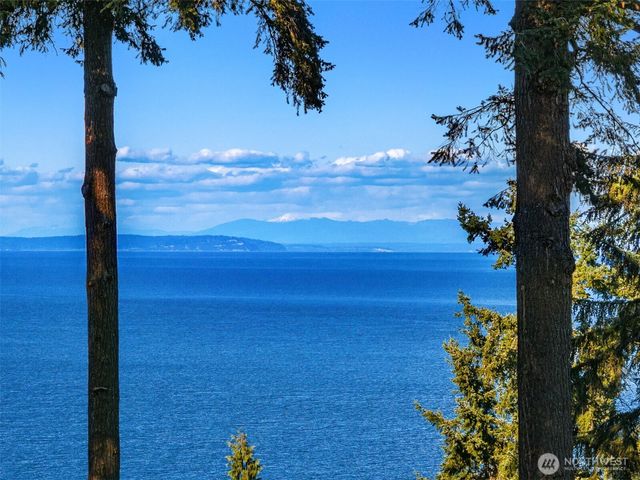 8010 Grand Avenue NE, Bainbridge Island, WA 98110