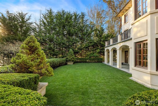 8010 Grand Avenue NE, Bainbridge Island, WA 98110