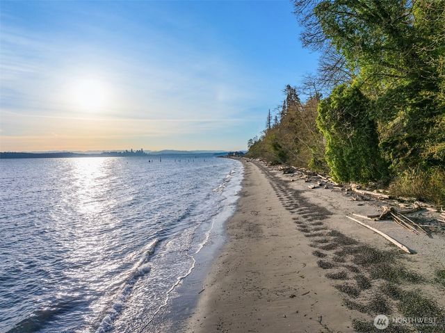 8010 Grand Avenue NE, Bainbridge Island, WA 98110