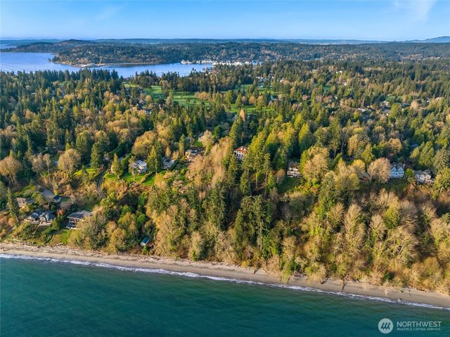 8010 Grand Avenue NE, Bainbridge Island, WA 98110