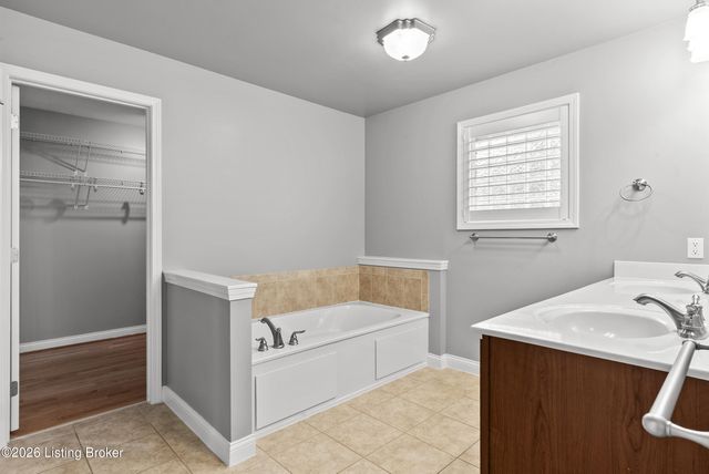 3054 Fallen Wood Ln, La Grange, KY 40031