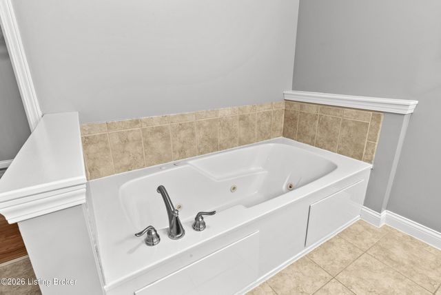 3054 Fallen Wood Ln, La Grange, KY 40031