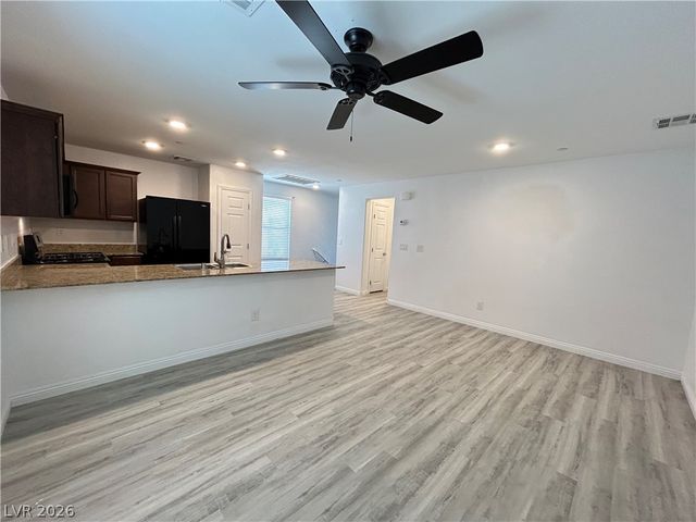 4552 Dover Straight Street, Las Vegas, NV 89115