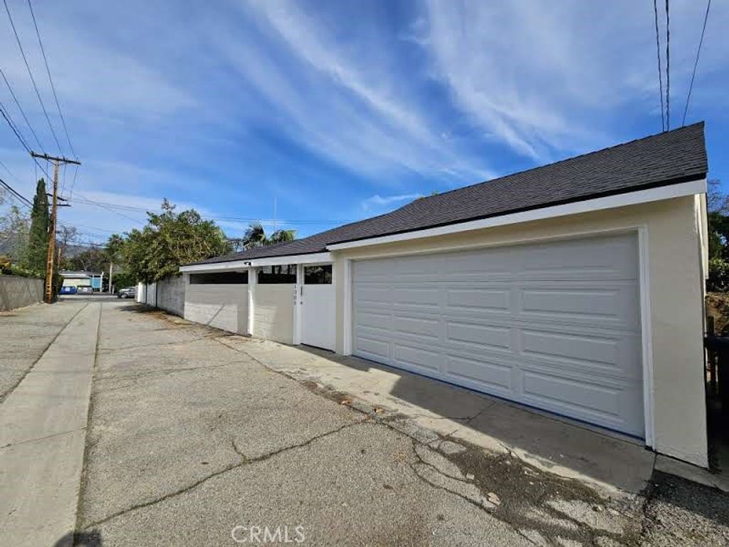 Image 4 of property listing at 1305 W Riverside, Burbank, CA 91506