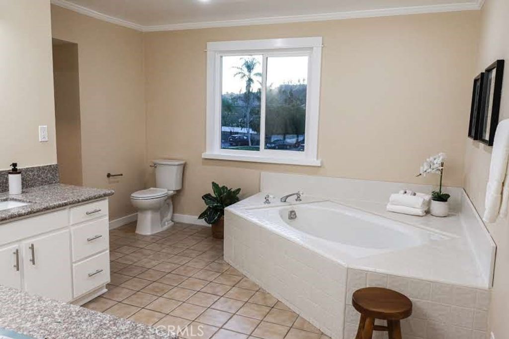 Image 6 of property listing at 1305 W Riverside, Burbank, CA 91506