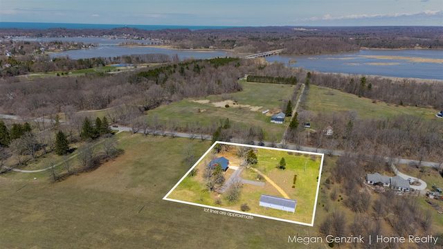 6530 Riverside Road, Fennville, MI 49408