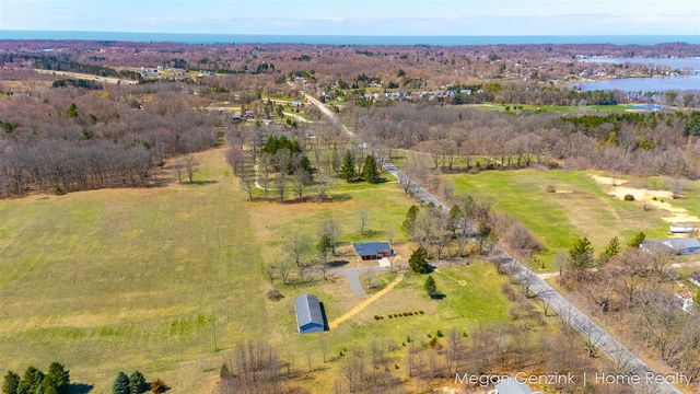 6530 Riverside Road, Fennville, MI 49408