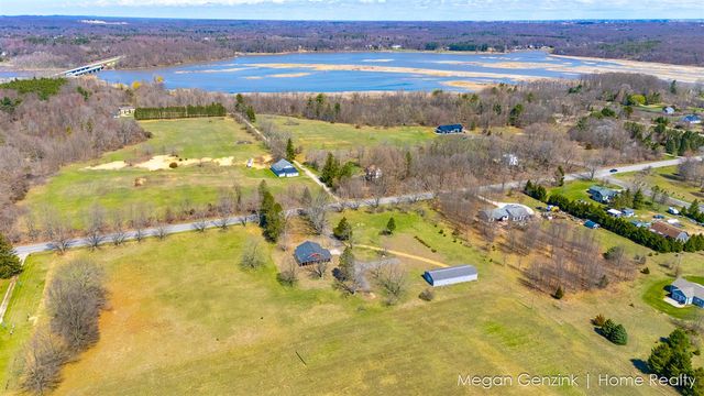 6530 Riverside Road, Fennville, MI 49408