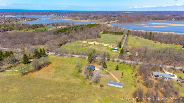 6530 Riverside Road, Fennville, MI 49408