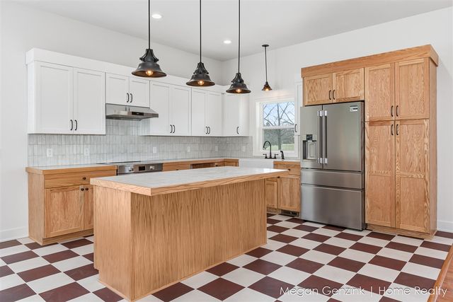 6530 Riverside Road, Fennville, MI 49408
