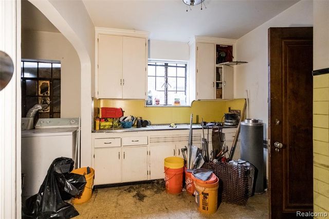 16766 Greenlawn Street, Detroit, MI 48221