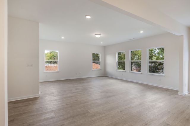 572 Nightengale Ridge Dr, Columbia, TN 38401