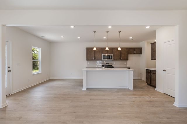 572 Nightengale Ridge Dr, Columbia, TN 38401