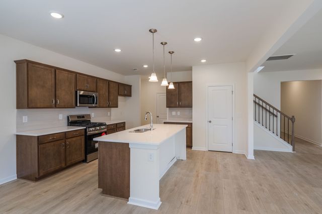 572 Nightengale Ridge Dr, Columbia, TN 38401