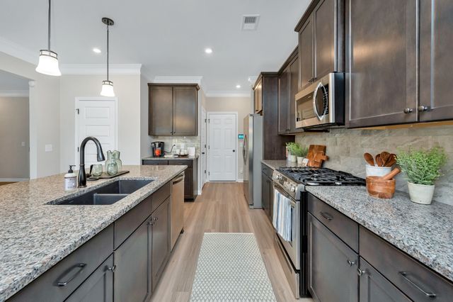 572 Nightengale Ridge Dr, Columbia, TN 38401