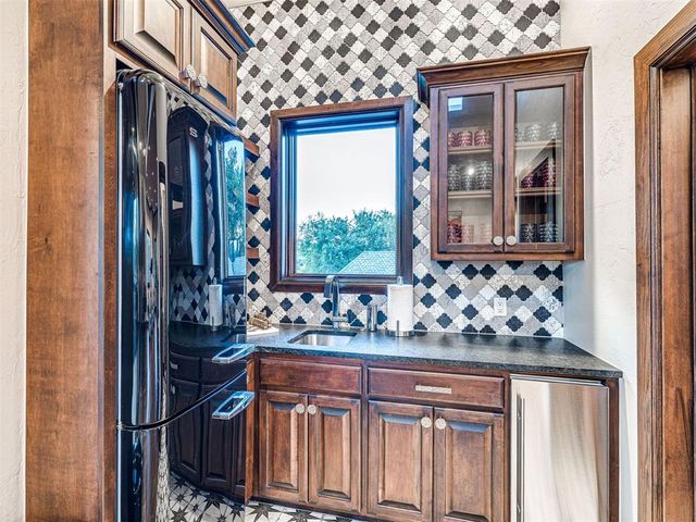 6401 Oak Tree Drive, Edmond, OK 73025